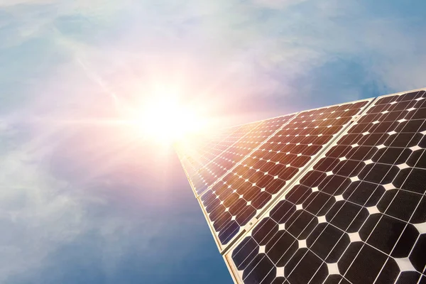 Солнечная панель, фотоэлектрическая, альтернативный источник электроэнергии - избирательная фокусировка, копировальное пространство — стоковое фото