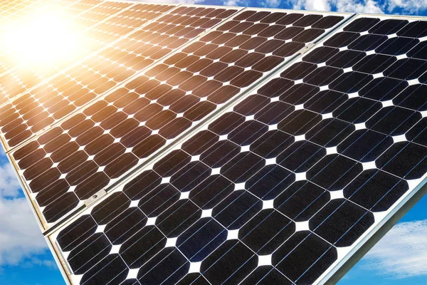 Pannello solare, fotovoltaico, fonte di energia elettrica alternativa - messa a fuoco selettiva, spazio copia — Foto Stock