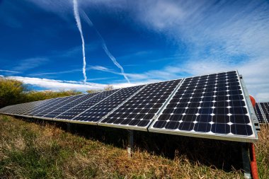 Güneş paneli, fotovoltaik, alternatif elektrik kaynağı - seçici odak, kopyalama alanı