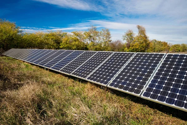 Güneş paneli, fotovoltaik, alternatif elektrik kaynağı - seçici odak, kopyalama alanı