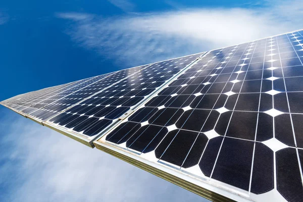 Panel słoneczny, fotowoltaiczny, alternatywne źródło energii elektrycznej - ostrość selektywna, przestrzeń do kopiowania — Zdjęcie stockowe