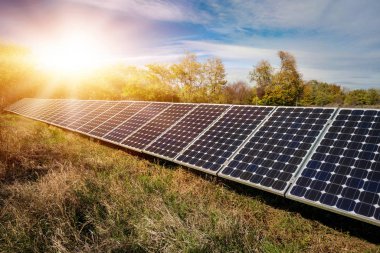 Güneş paneli, fotovoltaik, alternatif elektrik kaynağı - seçici odak, kopyalama alanı