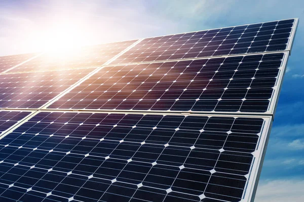 Paneles fotovoltaicos - fuente de electricidad alternativa —  Fotos de Stock