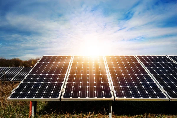 Panel solar, fotovoltaico, fuente de electricidad alternativa - enfoque selectivo, espacio de copia —  Fotos de Stock