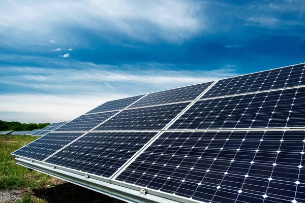 Panel solar, fotovoltaico, fuente de electricidad alternativa - enfoque selectivo, espacio de copia —  Fotos de Stock