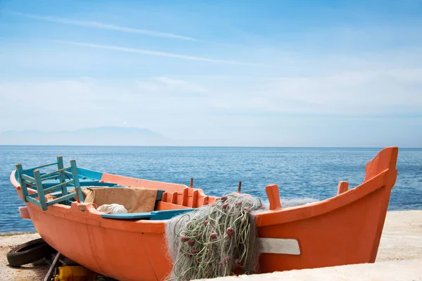 Bateau de pêche sur la plage à Alexandroupolis, Grèce — Photo