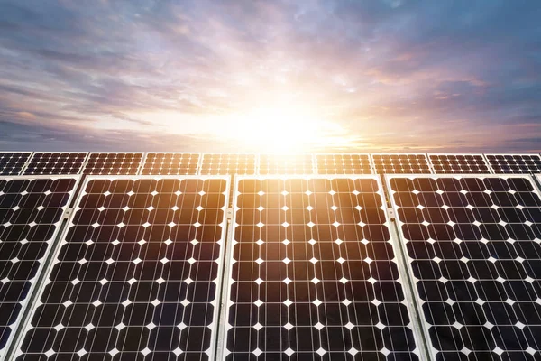 Солнечная панель, фотоэлектрическая, альтернативный источник электроэнергии - избирательная фокусировка, копировальное пространство — стоковое фото