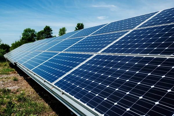 Güneş paneli, fotovoltaik, alternatif elektrik kaynağı - seçici odak, kopyalama alanı