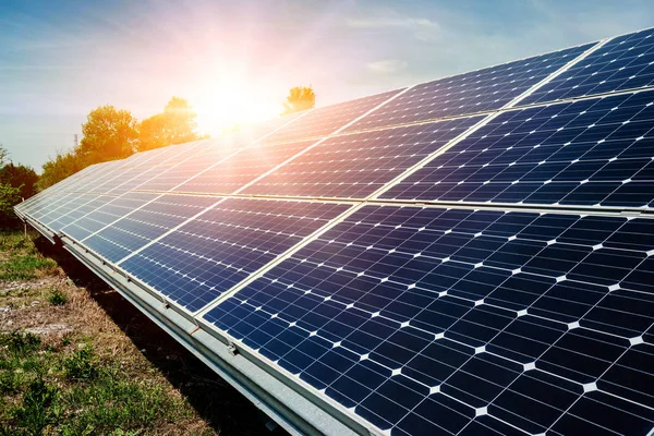 Panel słoneczny, fotowoltaiczny, alternatywne źródło energii elektrycznej - ostrość selektywna, przestrzeń do kopiowania — Zdjęcie stockowe