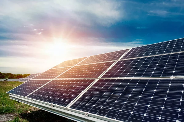 Panel solar, fotovoltaico, fuente de electricidad alternativa - enfoque selectivo, espacio de copia — Foto de Stock
