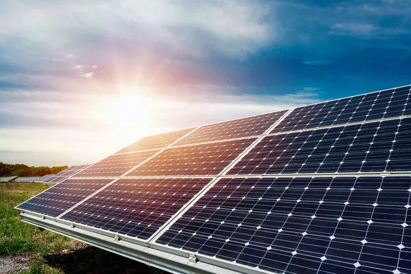 Güneş paneli, fotovoltaik, alternatif elektrik kaynağı - seçici odak, kopyalama alanı