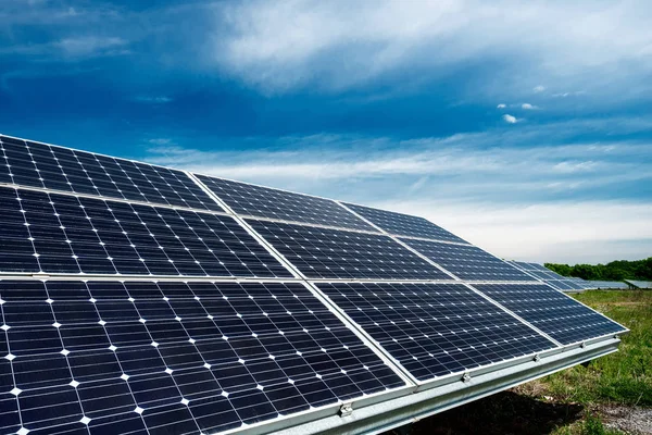 Solarzellen, Photovoltaik, alternative Stromquellen - selektiver Fokus, Kopierraum — Stockfoto