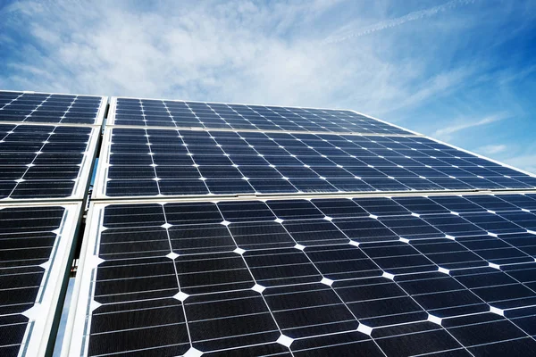 Panel solar, fotovoltaico, fuente de electricidad alternativa - enfoque selectivo, espacio de copia — Foto de Stock