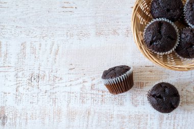 Çikolata muffins beyaz bir rustik ahşap tablo - seçici odak alanı kopyalayın
