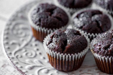 Çikolata muffins beyaz bir rustik ahşap tablo - seçici odak alanı kopyalayın