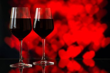 İki bardak kırmızı şarap karşı bokeh arka plan parıldıyor ile bir