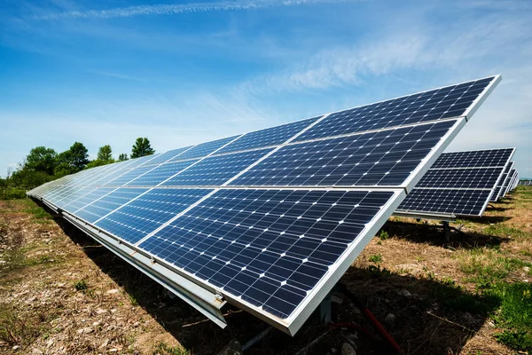 Painel solar, fotovoltaico, fonte de eletricidade alternativa - foco seletivo, espaço de cópia — Fotografia de Stock