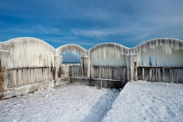 Icicles πάνω από τις καμάρες του εγκαταλελειμμένα πισίνα δίπλα στη θάλασσα — Φωτογραφία Αρχείου