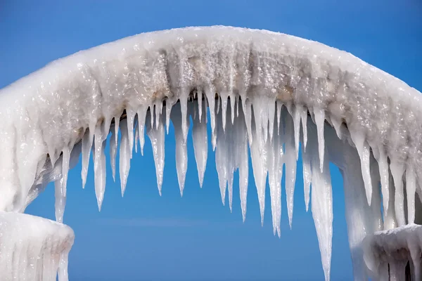 Icicles πάνω από τις καμάρες του εγκαταλελειμμένα πισίνα δίπλα στη θάλασσα — Φωτογραφία Αρχείου