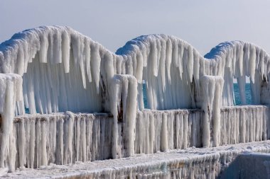 Buz sarkıtları terk edilmiş Yüzme Havuzu deniz kenarında kemerler üzerinde