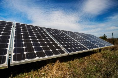 Güneş paneli, fotovoltaik, alternatif elektrik kaynağı - seçici odak, kopyalama alanı