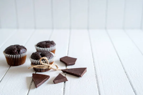 Muffins au chocolat sur une table en bois rustique blanche - mise au point sélective, espace de copie — Photo
