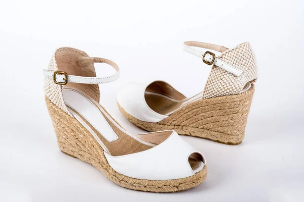 Női szandál cipő fehér háttéren fehér — Stock Fotó