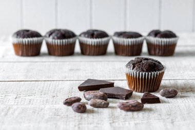 Çikolata muffins beyaz bir rustik ahşap tablo - seçici odak alanı kopyalayın
