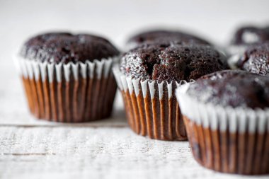 Çikolata muffins beyaz bir rustik ahşap tablo - seçici odak alanı kopyalayın