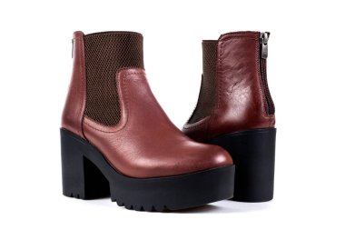 Beyaz bir arka plan bayanlar kahverengi çizme