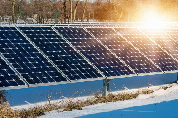 Painel solar, fotovoltaico, fonte de eletricidade alternativa - foco seletivo, espaço de cópia — Fotografia de Stock