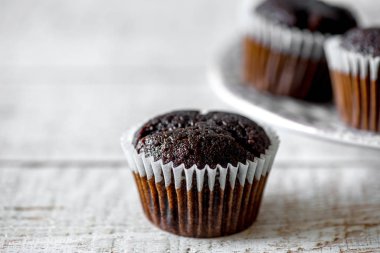 Çikolata muffins beyaz bir rustik ahşap tablo - seçici odak alanı kopyalayın