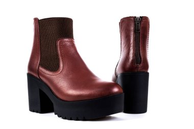 Beyaz bir arka plan bayanlar kahverengi çizme