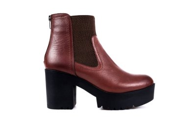 Beyaz bir arka plan bayanlar kahverengi çizme