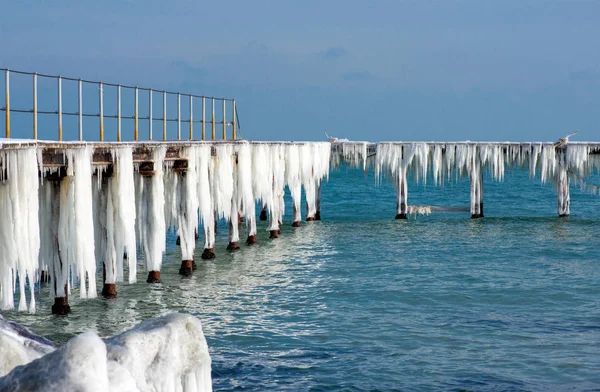 Κατεψυγμένων αλιευτικών προβλήτα με αναρτημένα icicles σε μια ηλιόλουστη χειμωνιάτικη μέρα — Φωτογραφία Αρχείου