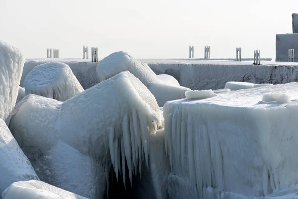 Rompeolas de hormigón con nieve y hielo a costa del mar Negro — Foto de Stock