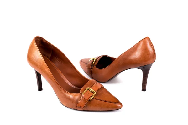 Brun kvinnors högklackade skor på en vit bakgrund — Stockfoto