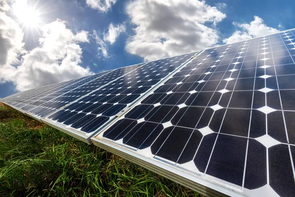 Painel solar, fotovoltaico, fonte de eletricidade alternativa - sele — Fotografia de Stock