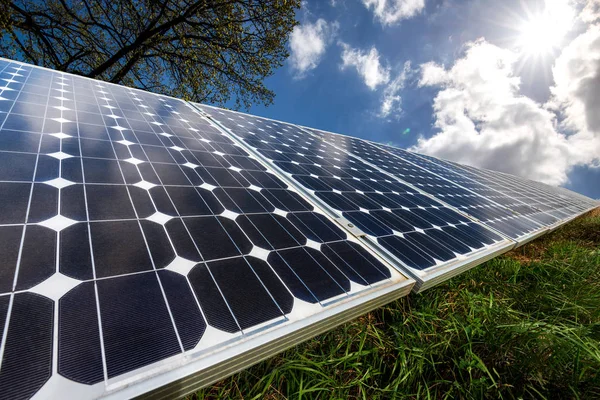 Panel słoneczny, energii elektrycznej fotowoltaiczne, alternatywne źródła - sele — Zdjęcie stockowe