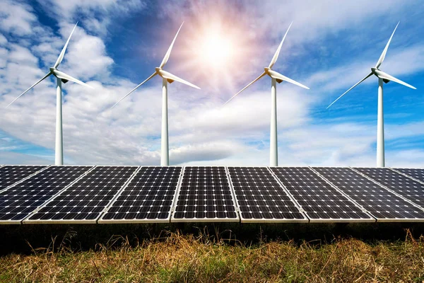 Fotoğraf kolaj güneş panelleri ve Rüzgar turbins - sürdürülebilir kaynaklar kavramı — Stok fotoğraf