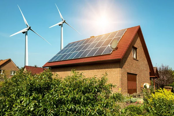 집과 바람 turbins arround-지속 가능한 자원의 개념의 지붕에 태양 전지 패널 — 스톡 사진