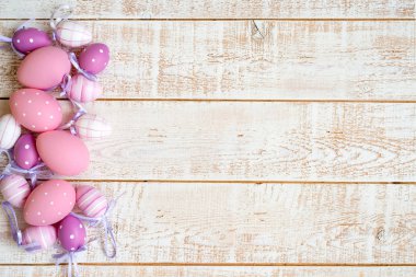 Beyaz ahşap antika masa - üstten görünüm, Paskalya yumurta alanı Kopyala