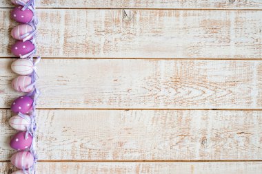 Beyaz ahşap antika masa - üstten görünüm, Paskalya yumurta alanı Kopyala