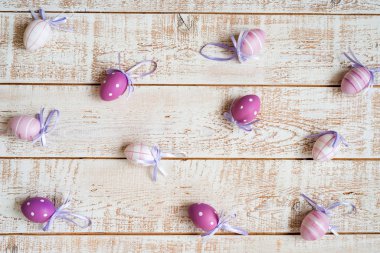 Beyaz ahşap antika masa - üstten görünüm, Paskalya yumurta alanı Kopyala