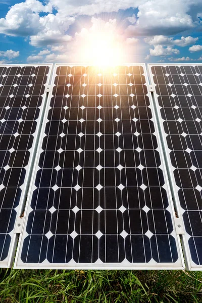 Painel solar, fotovoltaico, fonte de eletricidade alternativa - conceito de recursos sustentáveis — Fotografia de Stock
