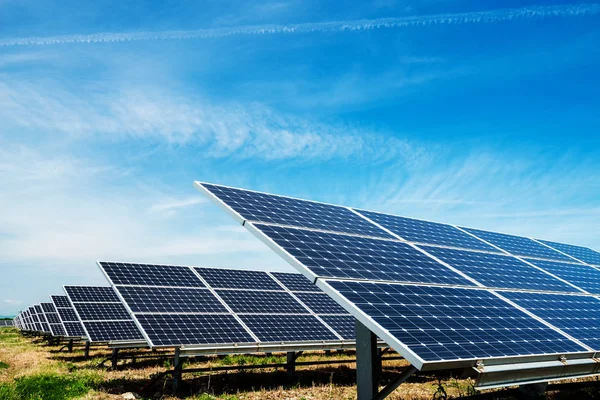 Солнечная панель, фотоэлектрическая, альтернативный источник электроэнергии - концепция устойчивых ресурсов — стоковое фото