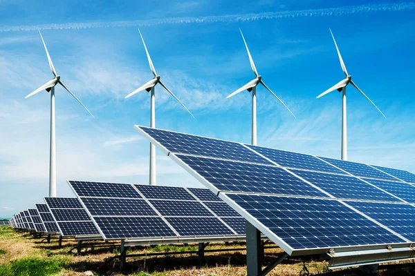 Fotoğraf kolaj güneş panelleri ve Rüzgar turbins - sürdürülebilir kaynaklar kavramı