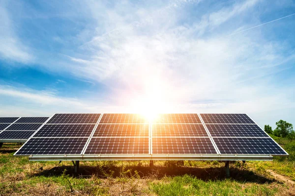 Солнечная панель, фотоэлектрическая, альтернативный источник электроэнергии - концепция устойчивых ресурсов Лицензионные Стоковые Изображения