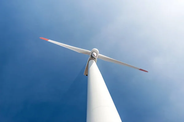전기를 생성 하는 푸른 하늘에 대 한 바람 터빈 — 스톡 사진