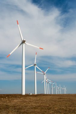 Rüzgar Türbini elektrik mavi gökyüzü karşı